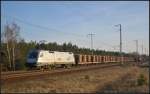 SETG 182 602-3 / ES 64 U2-102 mit einem Holzzug am 06.03.2013 in der Berliner Wuhlheide