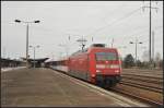 DB Fernverkehr 101 137 mit dem EC nach Hamburg-Altona ohne Halt als Umleiter am 03.04.2013 in Berlin Flughafen Schnefeld