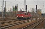 DB 155 112 mit 363 132 (DB Schenker Rail Hannover) bei der Durchfahrt am 03.04.2013 in Berlin Schnefeld Flughafen