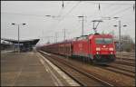 DB Schenker 185 246 mit neuen Autos von Zeebrugge nach Frankfurt (Oder) am 03.04.2013 in Berlin Schnefeld Flughafen