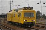 DB Netz 708 326 ist ein Oberleitungs-Revisionstriebwagen und fuhr am 03.04.2013 durch Berlin Schnefeld Flughafen