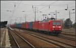 DB Schenker 145 025 mit einem Container-Zug am 03.04.2013 in Berlin Schnefeld Flughafen