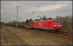 DB Schenker 145 056 mit Stahlbrammen am 17.04.2013 in der Berliner Wuhlheide