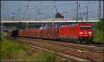 DB Schenker 185 218 bringt am 07.07.2013 einen Zug mit neuen Opel Astra am 07.07.2013 nach Berlin Schnefeld Flughafen. Dort bergibt sie den Zug an die mitgeschleppte 185 224.