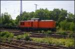 SKL 202 219 solo in Magdeburg, 16.07.2013. Eine lngere Geschichte hat diese V100.1 aufzuweisen. 1970 als 110 219 an die DR ausgeliefert und im Bw Leipzig Sd stationiert. Im Bw Nordhausen erfolgte 1980 der Umbau in 112 219. 1992 dann die Umzeichnung in 202 219 (DBAG GB Traktion). 1998 ging die Lok zur DBAG GB Nahverkehr und war bis zur z-Stellung am 30.05.2000 bei DB Regio im Einsatz. Die Ausmusterung im Bh Meiningen erfolgte dann am 31.05.2000. Die Fa. Schienenfahrzeugzentrum Stendal erwarb dann die Lok, bis sie im November 2008 an Redler-Service e. K weiterverkauft wurde (Oberweser  15 ). 2011 fand sie dann bei SKL Umschlagservice Magdeburg GmbH & Co. KG ihre derzeitige Heimat (Magdeburg  4 ). An der Lok selbst steht noch  Lok 15  (NVR-Nummer 92 80 1202 219-2 D-SKLUS)