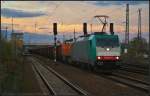 HLG E186 247 mit der 275 105 und reichlich Holz am 27.10.2013 in Berlin Schnefeld Flughafen