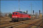 DB Schenker 232 601 mit 335 006 (DB Schenker Rail Duisburg) als ungleiches Paar am 24.02.2014 durch Berlin Schnefeld Flughafen nach Seddin