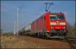 DB Schenker 185 157 mit Zas-Wagen am 07.03.2014 durch die Berliner Wuhlheide