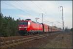 DB Schenker 145 020-4 mit einem Erz-Zug am 07.03.2014 durch die Berliner Wuhlheide