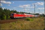 DB Fernverkehr 120 144-1 kam mit einem recht bunten Pbz durch die Berliner Wuhlheide, 28.08.2014.