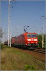 DB Schenker 185 052-8 mit Wagenlok 155 033 und einem Gterzug am 17.09.2014 in der Berliner Wuhlheide