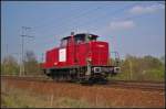 Dispo Tf V 365 03 / 365 120 solo in Berlin Wuhlheide, 24.04.2015. Die Lok wurde im Jahr 1963 bei MaK in Kiel gebaut und als V 60 1120 an die Deutsche Bundesbahn ausgeliefert. 1968 erfolgte eine Umzeichnung in 261 120-0, im Jahr 1987 dann in 361 120-9. In München West erfolgte die Ausmusterung im Jahr 2005. Die Eisenbahnbetriebe Mittlerer Neckar GmbH (EMN) übernahmen die Lok im gleichen Jahr. Bei der STAV GmbH in Falkenberg (Elster) war sie 2013 im Einsatz. Zu Dispo Tf kam sie dann im Oktober 2014 (NVR-Nummer 98 80 3365 120-5 D-DTF)