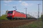 DB Schenker 145 005-5 fuhr mit Zacns-Wagen durch die Berlin Wuhlheide, 24.04.2015