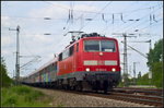 DB 111 032-9 mit einem Sonderzug mit Fußballfans zum Pokalfinale nach Berlin am 21.05.2016 an der Kreuzung Elbbrücke in Magdeburg