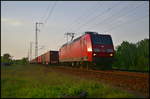 Fast im letzten Licht der Abendsonne fuhr DB Cargo 145 015-4 mit einem Containerzug am 19.05.2017 durch die Berliner Wuhlheide