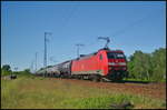 DB Cargo 152 045-1 fuhr mit einem Kesselwagenzug, der Dieselkraftstoff oder Gasl oder leichtes Heizl geladen hatte, am 27.05.2017 durch die Berliner Wuhlheide