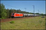 Mit schon ausgeblichenen Farbkleid fuhr am 27.05.2017 DB Cargo 185 016-3 mit einem Kesselwagenzug, der Benzin geladen hatte, durch die Berliner Wuhlheide