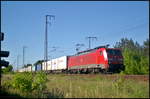 DB Cargo 189 055-7 fuhr mit Container am 27.05.2017 durch die Berliner Wuhlheide