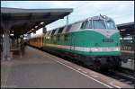 ITL 118 002 wird mit ihrem Sonderzug DPE 31793 Gotha-Lbau (Sachs) die Heimreise antreten (Eisenbahnfest zum Weimarer Zwiebelmarkt, Weimar 10.10.2009)