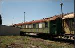 Der Wagen ist ein ehemaliger Unterrichtswagen der Reichsbahndirektion Magdeburg, Abteilung Kader u. Bildung. Heimatbahnhof war Magdeburg-Hbf, Zulassung lief bis 30.3.78  (Dampflokfest im Traditionsbahnbetriebswerk Stafurt, gesehen Stafurt-Leopoldshall 05.06.2010)