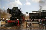 52 8177 der Eisenbahnfreunde Berlin darf nun endlich auf die Drehscheibe um ihre Wagen zu übernehmen, damit sie als Sonderzug vom Dresdner Hauptbahnhof nach Berlin fahren kann (gesehen