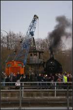 Eigendlich sollte 52 8177 jetzt auf die Drehscheibe fahren, doch gab es eine kleine Änderung und die Lok musste warten (gesehen 3.