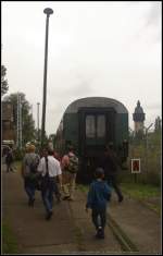 Trotz bedecktem Himmel, es war Grau in Grau, kamen viele Besucher zum Eisenbahnfest nach Schneweide (gesehen 10.09.2011 beim 8.