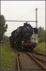 Kinder und Erwachsene erfreuten sich an Fhrerstandmitfahrten auf der 52 8184-5 (gesehen 10.09.2011 beim 8.