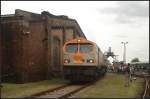 Nach seiner Fotorunde auf der Drehscheibe fährt der hvle-Tiger V 330.1 / 250 002 am Lokschuppen vorbei wieder auf das Außengelände (gesehen 10.09.2011 beim 8. Berliner Eisenbahnfest Bw Schöneweide)