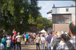 Bei schnsten Wetter bildeten sich an den beiden Kassen lange Warteschlangen zum 5. Berliner Eisenbahnfest (gesehen Berlin Bw Schneweide 09.09.2012)