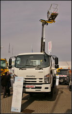 InnoTrans 2016 in Berlin: Auf Basis des ISUZU FSR 800 baut Zweiweg ein Zweiwegefahrzeug mit Pritsche und Hubarbeitsbühne (ZW 221).