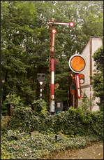 Am Tag der offenen Tür am 10.09.2017 der AG Märkische Kleinbahn e.V. in Berlin-Lichterfelde konnte man hinter dem Lokschuppen diese kleine Signalsammlung finden. Rechts ein mechanisches Vorsignal und links daneben ein Hauptsignal.