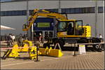 Mit Zubehör stand der Liebherr A 922 Rail Litronic Zweiwegebagger auf der InnoTrans 2018. Als Zweiwegebagger kann er sowohl auf der Straße als auch auf der Schiene eingesetzt werden. Das Einsatzgewicht variiert zwischen 19.900 und 22.800 kg, die Motorleistung liegt bei 110 kW, Vmax bei 20 km/h (D-LHB 99 80 9903 759-5).