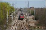 Durch den Mastenwald am Kreuz Genshagener Heide fährt 143 843-1 mit der RB 14 nach Nauen. Rechts schaut das Stellwerk auf das Geschehen (gesehen Berlin Genshagener Heide 10.04.2011)
<br><br>
- Update: ++ 21.01.2018 bei Bender, Opladen