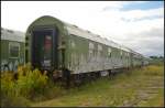 DR 61 80 98-80 302-5 Salon 847.1 steht neben vielen anderen ehemaligen DR-Wagen auf dem Gelnde des ehemaligen DB-Regio Werks in Lutherstadt Wittenberg. Entdeckt wurde der Wagen whrend der Bahnaktionstage des Frderverein Berlin-Anhaltinische Eisenbahn e.V. am 15.09.2013