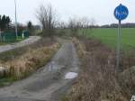 Beim getrennten Fu�- und Radweg werden Fu�g�nger durch einen mindestens 30 Zentimeter breiten optisch kontrastierenden Streifen voneinander getrennt.