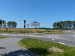 Kreisverkehr und Radweg: Als man den Kreisverkehr in Deutschland (wieder) einf�hrte, hat man keine weiteren Regeln f�r Radfahrer auf den umkreisenden Radwegen bzw.