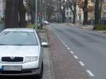 Dooring-Unfälle ausdrücklich erwünscht? Fährt der Radfahrer zu weit rechts (also auf dem Radstreifen), so kann er durch eine überraschend öffnende Autotür