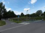 Von der Trautenauer Straße zum Blockdammweg hat man einen kleinen Durchbruch für Radfahrer geschaffen, damit werden komplizierte Straßenquerungen etwas erleichtert. In meinen Augen sicher keine Top-Prioritäts-Strecke, aber natürlich ganz nett. Kleiner Fehler im Detail: Solche Wege könnte man durchaus auch für Fußgänger aufmachen, diese dürfen, wenn sie streng der Beschilderung folgen, nur eine Treppe nutzen. 23.8.2014