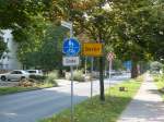 Radwegbenutzungspflicht endet an der Stadtgrenze: Während die Stadt Berlin Benutzungspflichten nur dort anordnet, wo sie sie für notwendig hält (laut gesetzlicher Vorgabe sollte das bei besonderer Gefahrenlage der Fall sein), sind in brandenburgischen Orten oft fast alle Gehwege an größeren Straßen für Radfahrer benutzungspflichtig - unabhängig von der Geh- oder Radwegbeschaffenheit und der Verkehrsbelastung der Fahrbahn. Lichtenrade / Großziethen, 7.9.2014