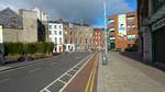 Radweg in Dublin. An dieser Stelle zwar mit geringer Breite, aber viel Sicherheitsraum gegenüber den Überholenden. Aber nicht zu früh freuen, nur eine Straße alles wie gehabt. 7.8.2017, Dublin