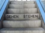 Links gehen, rechts stehen auf Rolltreppen - darauf wird am Mariannenplatz in Stuttgart extra hingewiesen.