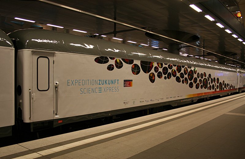 Um Nano- und Biowissenschaft geht es in Wagen 3 (D-DB 50 80 92-33 304-8 D 997.3). Das Motto lautet  bio + nano  (Berlin Hauptbahnhof, 23.04.2009).