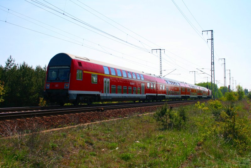 Umleiter des RE3 nach Stralsund geschoben von DB Regio 114 013-6 (Berlin Wuhlheide, 24.04.2009).