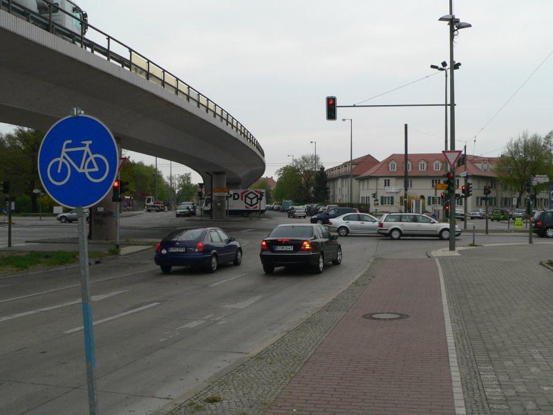 Unabh�ngig davon, dass ich heute hier die Fotos machen wollte, ereignete sich hier gestern nachmittag (17.4.2009) ein schwerer Fahrradunfall. Eine Radfahrerin wartete mit ihrer Enkelin an dieser Kreuzung und fuhr bei gr�n los. Dabei  �bersah  ein rechtsabbiegender Lkw sie und �berrollte sie - sie erlitt schwere Verletzungen. Die Enkelin blieb unverletzt. Trotz der Br�cke, die den Geradeausverkehr weitgehend aufnimmt, sind hier anscheinend 3 Fahrspuren f�r den Kraftverkehr notwendig, der Radverkehr muss auf einem Radweg fahren. Kein Wunder, dass hier genau das geschehen musste, was immer wieder auf den als  sicher  gepriesenen Radwegen geschieht. Auch die oft zu h�rende Behauptung, dass Radfahrer bei gr�n  sicher  �ber die Kreuzung kommen, stimmt bei solche Konstruktionen einfach nicht.