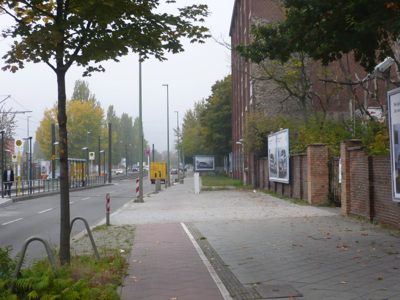 Und nun? Der Radweg ist benutzungspflichtig und m�ndet in ein kurzes St�ck Fu�weg. Etwa 50 Meter sp�ter beginnt wieder eine Benutzungspflicht. Wer hier auf dem Fu�weg weiterf�hrt und einen Unfall hat, hat ein Problem. Wer hier auf die Fahrbahn wechselt, um kurz sp�ter wieder auf den Radweg zu wechseln, wird wiederum auf wenig Verst�ndnis sto�en.