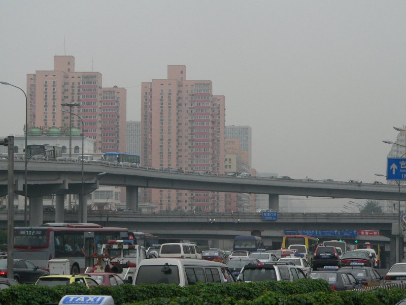 Und wenn alles steht - das Auto als unverr�ckbare gedankliche Gr��e ist f�r manche so derart unverzichtbar, dass sie sich selbst dann stundenlang in den Stau stellen, wenn es parallel zur Strecke �ffentliche Verkehrsmittel gibt. Tats�chlich habe ich schon oft von Leuten geh�rt, dass es ihnen schlichtweg peinlich und f�r sie unw�rdig w�re, nicht mit Auto zu fahren. Hier ist die Stadt nur noch Verkehrsraum und es ist klar, dass die Freizeit nur noch in geschlossenen R�umen stattfinden kann. Peking 2007